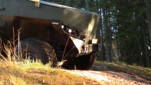 Det är ännu oklart hur stor beställningen från Försvarsmakten blir. Framhjul och främre ändan av ett Misu-pansarfordon på en skogsväg.
