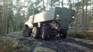Misun, kan som Pasin, väcka intresse i utlandet, tror Kemppainen. Pansarfordonet Misu bakifrån då det kör på en bergskulle i skogen.