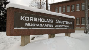 För tillfället hålls det inga fullmäktigemöten i ämbetshuset i Korsholm. Korsholms ämbetshus i Smedsby.