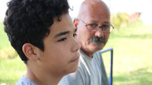Amir och pappan Mahmud Iranska pappan och sonen bor på ett flyktingläger i Serbien
