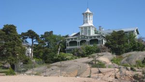 En bekant syn för de flesta som besök Hangö. Villa Tellina vid Regattastranden en solig sommardag i Hangö.