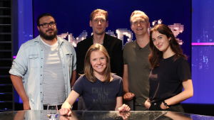 Vem vet mest om Sverige? Programledaren för Vem, vad, när? Sonja Kailassaari sitter med lagkaptenerna Pekka Strang och Janne Grönroos och gästerna Siri Fagerudd och Peter al Fakir omkring sig.
