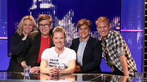Vem, vad, när? om teater. Lagkaptenerna Maria Sid och Kasper Ramström i tv-studion tillsammans med gästerna Silvia Modig och Thomas Lundin och programledare Sonja Kailassaari.