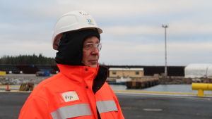 Platschef Hugo Espeland övervakar lastning av gasrör i Koverhars hamn, Hangö. Del av Nord Stream 2-gasledningsbygget.