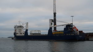 Lastning av gasrör i Koverhar hamn, Hangö. Del av Nord Stream 2-gasledningsbygget.