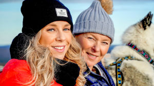 Krista Siegfrids och Lotta Engberg pratar om personlighet och artisteri i serien En dag i våra liv. Krista och Lotta sitter utomhus i vintermössor och ler mot kameran.