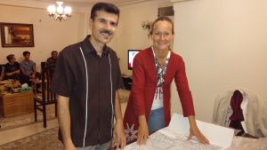 Mehrdad bosatt i Iran och Kristina studerar tillsammans hennes färd genom landet. Mehrdad i Iran och Kristina Paltén planerar hennes färd genom landet.