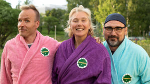 Mikko Kekäläinen, Ringa Ropo ja Tuomo Karila jakoivat saunamuistojaan Mikko Kekäläisen Saunapäivä -radio-ohjelmassa. Kuvassa Mikko Kekäläinen, Ringa Ropo ja Tuomo Karila Saunapäivä-kylpytakeissa.