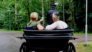 Hasse Brontén avslöjar att hans pappa tog sitt eget liv när Hasse var 20 år. Janne Grönroos och Hasse Brontén med ryggarna mot kameran i en hästdragen vagn.