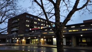 Centralsjukhuset i Egentliga Tavastland Kanta-Hämeen keskussairaalan julkisivu hämärässä kuvattuna.