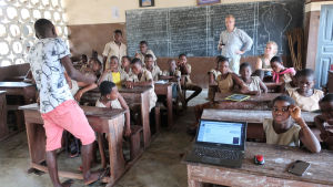 Koululaisia Beninissä Wikipediaa koskevalla oppitunnilla.