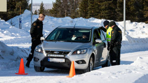 Gränskontroll vid gränsen till Norge i april. Rajavalvontaa Suomen ja Norjan rajalla Karigasniemessä 2.4.2020.