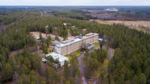 Huset byggdes i tiderna som ett sjukhus för tuberkulospatienter. Nu vill de nya ägarna få bort sjukhuskänslan. Mjölbolsta sjukhusbyggnaden från luften