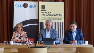SFP:s partiordförande Anna-Maja Henriksson, gruppordförande Anders Adlercreutz och minister för nordiskt samarbete och jämställdhet Thomas Blomqvist höll presskonferens efter sommarmötet i Hangö på torsdag. Svenska folkpartiets ordförande, justitieminister Anna-Maja Henriksson, gruppordförande Anders Adlercreutz och minister för nordiskt samarbete och jämställdhet Thomas Blomqvist under Svenska riksdagsgruppens sommarmöte i Hangö, augusti 2020.