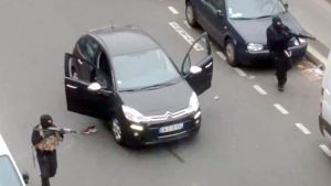 Bröderna Saïd och Chérif Kouachi skjuter mot en polis efter attentatet mot Charlie Hebdo den 7 januari 2015. Bröderna Saïd och Chérif Kouachi 7.1.2015 skjuter mot en polis efter attentatet mot Charlie Hebdo