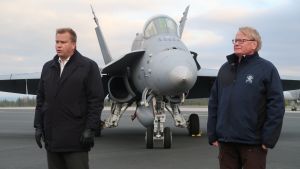 Försvarsminister Antti Kaikkonen med sin svenske kollega Peter Hultqvist under Ruska 20-övningen i Rovaniemi. Finlands försvarsminister Antti Kaikkonen (C) och Sveriges försvarsminister Peter Hultqvist (S) besökte Lapplands flygflottilj i Rovaniemi under flygvapnets operationsövning Ruska 20, oktober 2020.