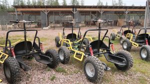 ... men de hunddragna terrängkärrorna funkar året om. Släpvagnar för hundspann vid Bearhill Husky, Rovaniemi, oktober 2020.