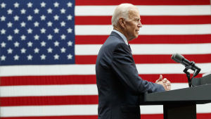 Joe Biden är idealist när det gäller USA men utrikespolitiskt följer han en realpolitisk fåra Demokraternas presidentkandidat Joe Biden håller tal framför en väldig amerikansk flagga