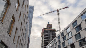 Byggmaterial föll ner från en skyskrapa i Helsingfors. Kalasataman kolmas tornitalo rakennusvaiheessa.
