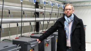 Kari Koivisto från Kuulea Energia står vid servrarna som just nu kyls ner via ett vattenburet system i Vatajakoskis fjärrvärmehall. Kuulean toimitusjohtaja Kari Koivisto