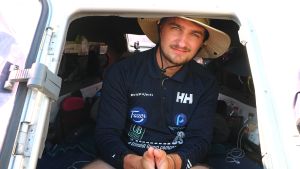 Valtteri Ikäheimo tittar ut ur kajutan där två personer kan sova. Valtteri Ikäheimo tittar ut ur kajuta på båt.