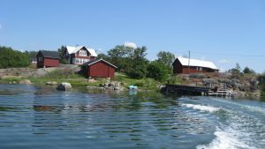 En stuga vid vattnet är det som många vill ha, men nu går också sommarställen utan strand eller brygga åt. Sommarstuga i Barösunds skärgård