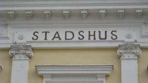 Nedskärningar skulle ha väntat hur som helst, tror en politiker. Stadshuset i Ekenäs vid Rådhustorget.