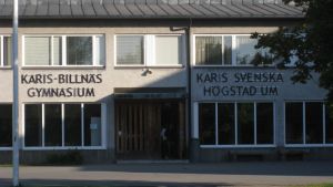 Det var här det började, men troligtvis skedde inga mord den gången. Karis-Billnäs gymnasium och Karis svenska högstadium