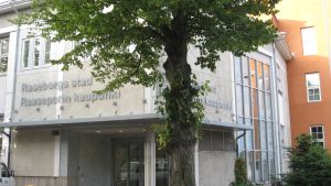En del av Raseborgs stads tjänstemän jobbade flera år i det som tidigare var Ekenäs stasdhus: hyrda lokaler i Fix-huset vid Ystadsgatan. Raseborgs stadshus, entré, exteriör