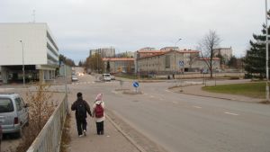 Halmstadsgatan i Hangö binder samman norra och södra sidan av staden. Området kring Hangös livligaste korsning, Halmstadsgatan och Esplanaden, skall byggas om.