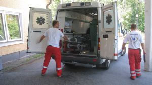 I Finland används främst ambulanser eller taxibilar då patienter ska transporteras. Ambulanspersonal vid akutmottagningen i Raseborg