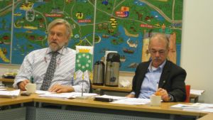 Mårten Johansson var rädd för att stadens anseende blir lidande om Raseborg backar ur i det här skedet. Ulf Heimberg var rädd för att intresset för att bli stadsdirektör i Raseborg är svalt då man följer med den lokala debatten i fullmäktige. Stadsdirektör Mårten Johansso och stadsstyrelseordförande, SDP:s Ulf Heimberg, i Raseborg.