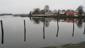 Personer som inte bor i Raseborg får en båtplats om det blir någon överlops. Södra viken invid gamla stan i Ekenäs