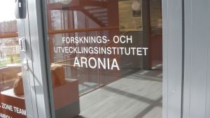 Personalen vid Novia och Aronia sitter i samma hus i Ekenäs. Dörren till forskningsinstitutet Aronia på Novias campus i Ekenäs.