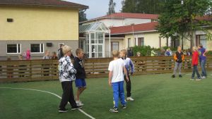 Kyrkfjärdens gamla och nya del är ihopbyggd. Sådana lösningar kan ställa till med problem, säger tekniska chefen. Spontanidrottsplatsen vid Kyrkfjärdens skola i Ingå.