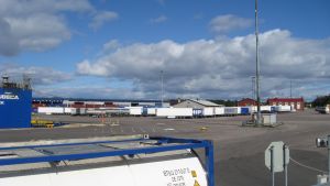 Hamnområdet är stort och grisar omlastas på olika ställen. Nya svaveldirektiv betyder sannolikt emra trafik över hamnen i Hangö.
