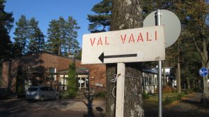 I vissa fall kan valfunktionärerna komma ut till väljaren. Församlingshemmet vid Centralgatan i Karis är vallokal i dag.