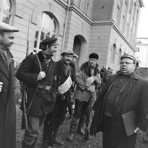 Tunnistamattomia näyttelijöitä ja ohjaaja Matti Tapio työssä tv-draamassa Lennu (1967).