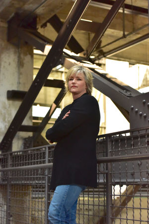 Deckarförfattaren Karin Slaughter är bosatt i den amerikanska staden Atlanta. Bild på författaren Karin Slaughter.