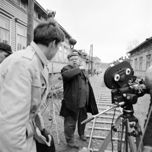 Kuvaaja Juhani Heikkonen ja ohjaaja Matti Tapio työssä tv-draamassa Lennu (1967).