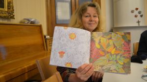 Mervi Palmberg färglägger enligt mandala-teknik. stickcafé i metodistkyrkan i borgå 25.11.15 / mervi palmberg