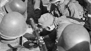 Sotilaat soittavat vallattua gramofonia Jaakkimassa 8.8.1941