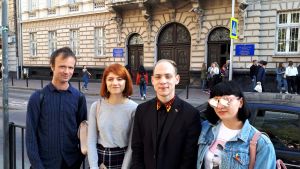 Svenskläraren Pär Fredborn Larsson (t.v.) tillsammans med Margo, Mykyta och Lisa utanför institutionen för internationella relationer. Trion tillsammans med svenskaläraren utanför institutionen.