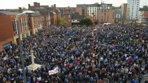 Många gick tillsammans till matchen. Leicester City, helikopterkraschen.