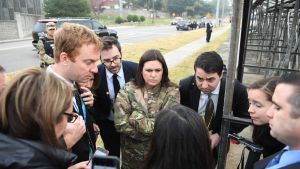 Enligt Vita husets pressekreterare Sarah Huckabee Sanders var Trump "rätt frustrerad" över att man tvingades vända tillbaka. Hon talade med reportrar efter att helikoptrarna återvänt till Yongsan garnisonen i Seoul. Vita husets pressekreterare Sarah Huckabee Sanders talar med reportrar efter att helikoptrarna återvänt till Yongsan garnisonen i Seoul.