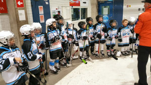 En del av Ice Team Raseborgs lag för pojkar födda år 2012 under en prisutdelning efter en turnering. Ice Team Raseborgs spelare får priser efter en turnering.