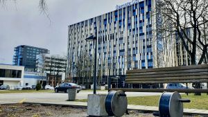 I Ülemiste City i Tallinn har hjulen stannat. Här har många av Estlands framgångsrika uppstartsföretag sitt huvudkontor och andelen högutbildad utländsk arbetskraft är hög - liksom de internationellt konkurrenskraftiga lönerna. Ett hus med många viktiga företags loggor på fasaden i Ülemiste City i Tallinn.