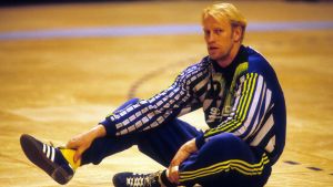 Mats Olsson vann den spanska ligan med Teka Santander åren 1993 och 1994. Svenska landslagsmålvakten Mats Olsson sitter på golvet.