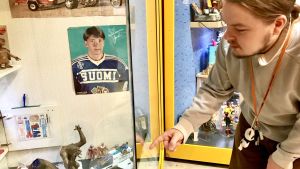 Magnus Rask är med om att planera utställningen Kasarin lapset, alltså 80-talets barn. Här visar han vad som finns i 80-talsmontern i den permanenta utställningen. Guiden Magnus Rask pekar på leksaker som finns i en glasmonter.