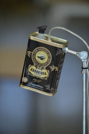 Varför inte tillverka en lampa av en olivoljekanister? Henrik Enbom har designat lampan. lampa gjord av återanvänt material